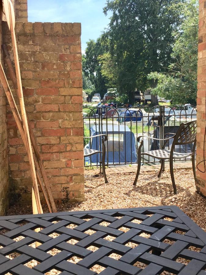 River Courtyard Apartment In The Heart Of Stneots 성니오츠 외부 사진