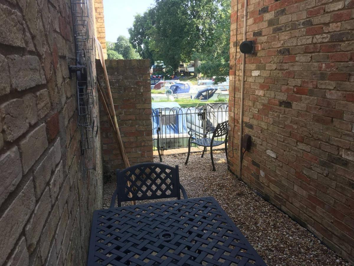 River Courtyard Apartment In The Heart Of Stneots 성니오츠 외부 사진