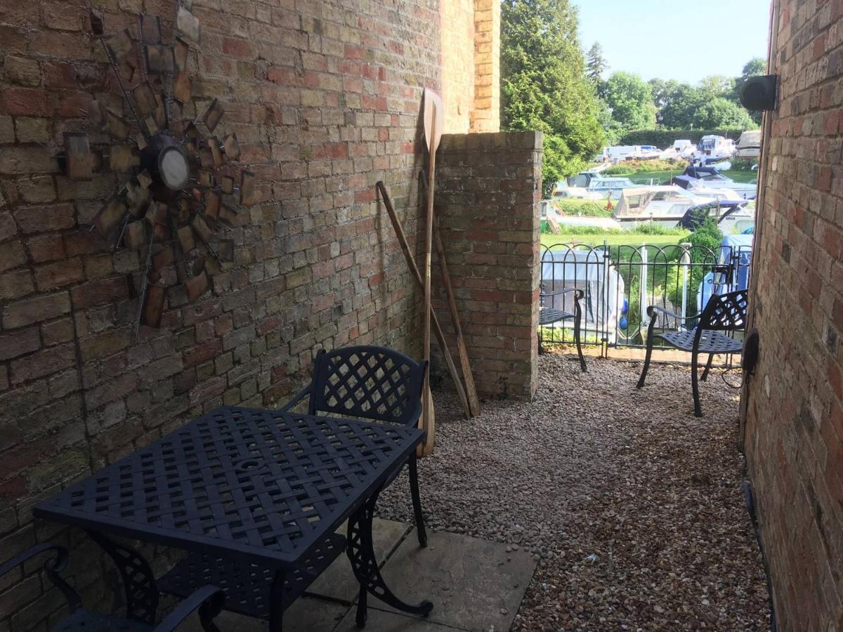 River Courtyard Apartment In The Heart Of Stneots 성니오츠 외부 사진